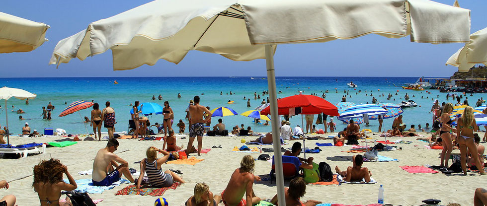 Туристы на пляже