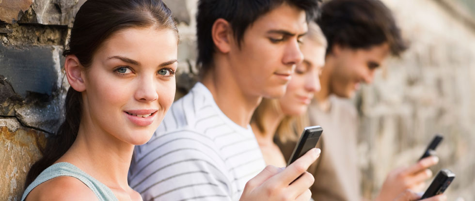 Молодежь с телефонами